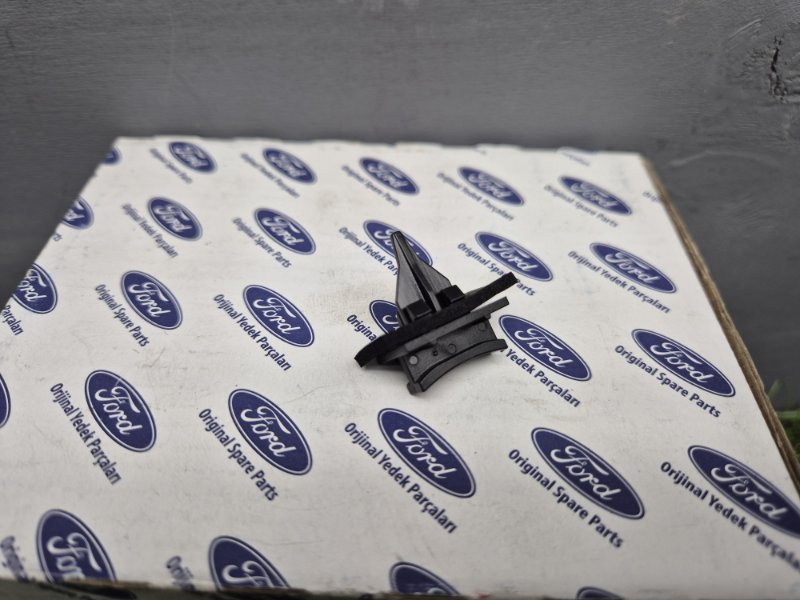 Клипса молдинга лобового стекла Ford Transit 2006/2014 KE111