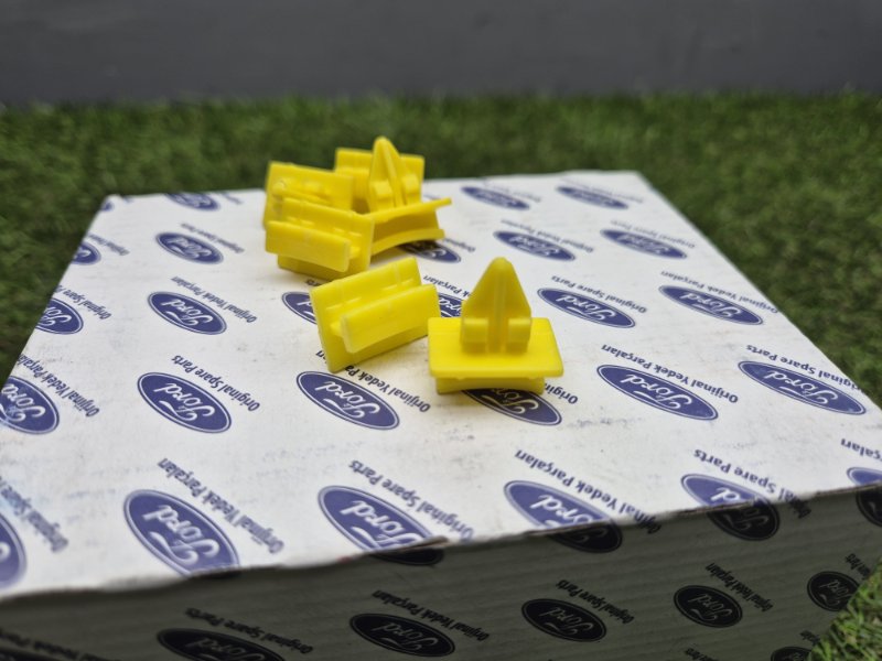 Клипса молдинга лобового стекла Ford Transit 2000/2014 BSG30995054