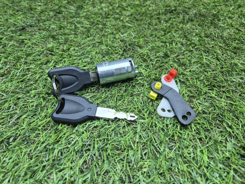 Личинка замка двери Renault Midlum 8745106SX, левая