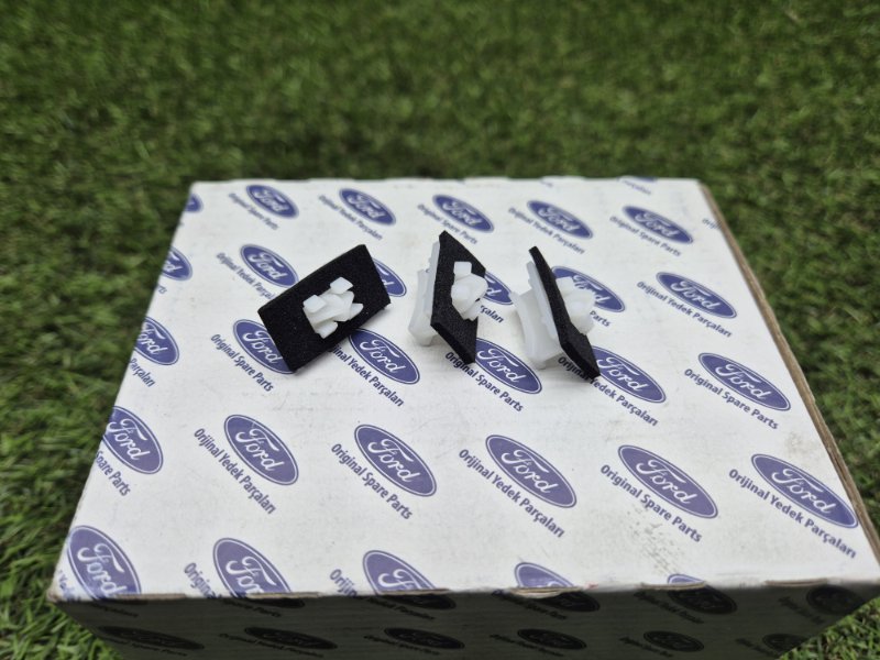 Клипса молдинга лобового стекла Ford Transit 2006/2014 KE108