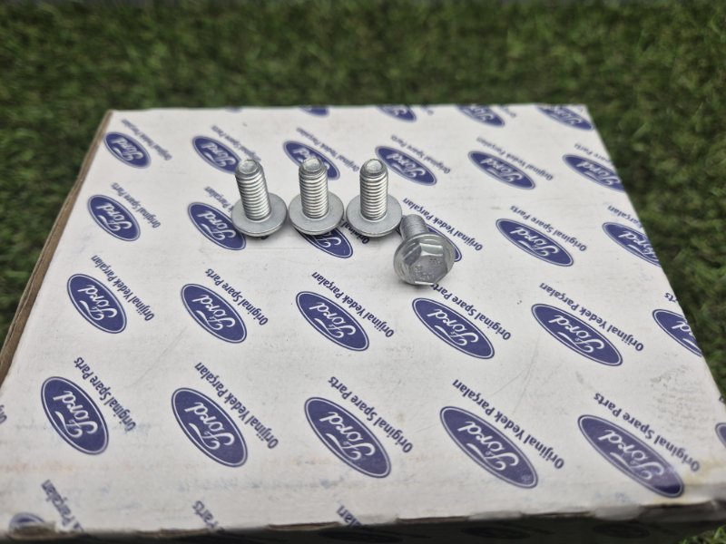 Болт крепления заднего сальника коленвала Ford Transit 2006+ 9675440180