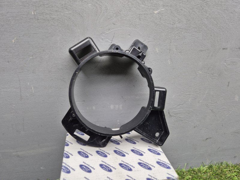 Кронштейн противотуманной фары Ford Transit 2014+ 2032684, правый