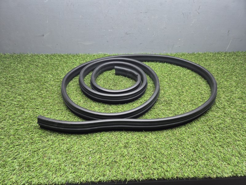 Уплотнительная резинка двери Ford Transit 2006/2014 BSG30936031