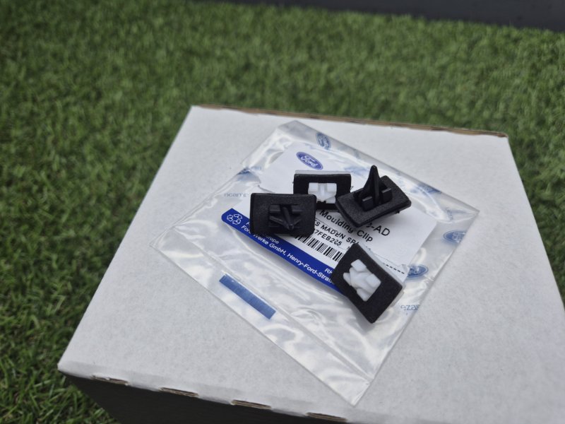 Клипса молдинга лобового стекла Ford Transit 2006/2014 1868800