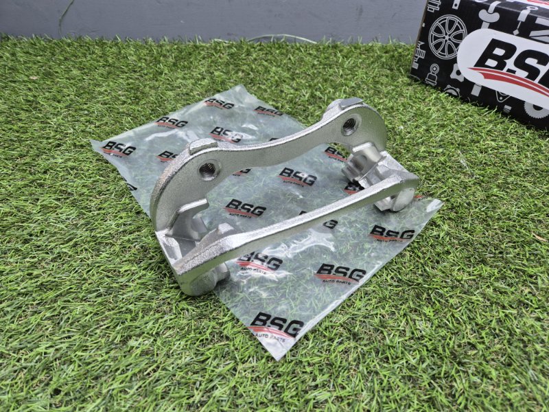 Скоба суппорта Ford Transit 2000/2006 BSG30255003, передняя правая