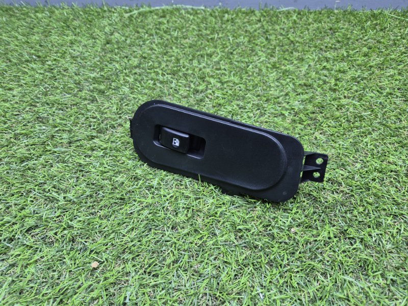 Кнопка стеклоподъемника Sollers Atlant 935804A000, правая