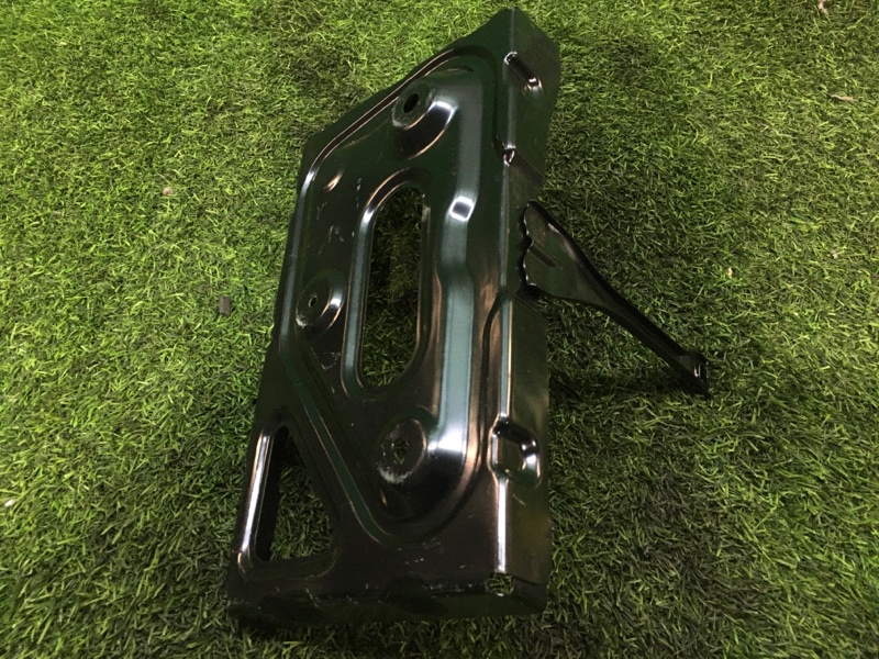 Крепление аккумулятора LS600hl 2008г [056] UVF46 2UR-FSE