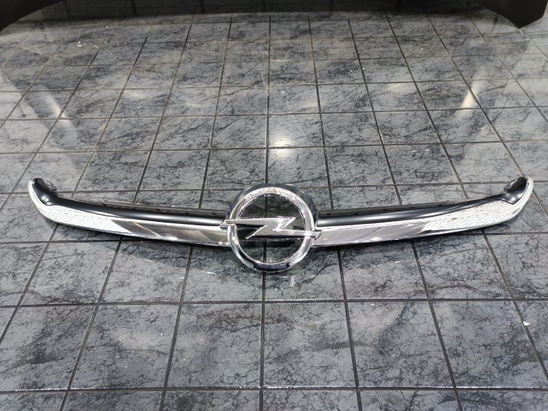 Профиль решетки радиатора передний Opel Astra J 2009-2012 13368852 новая