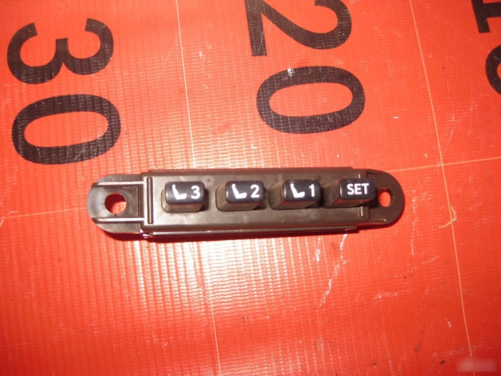 Кнопки памяти сидений GS300