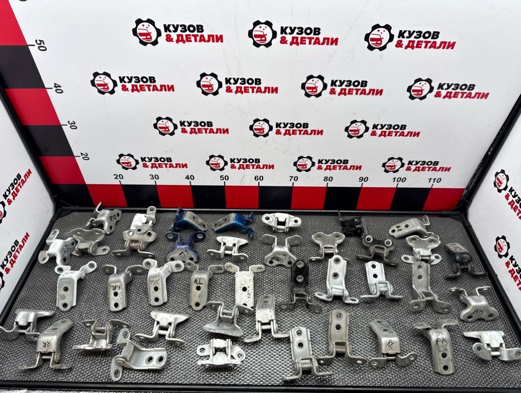 Петля двери Toyota Camry V70 2017 (б/у) Toyota Camry V70