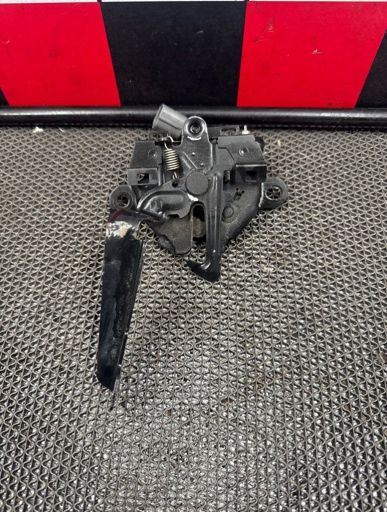 Замок капота Toyota Land Cruiser Prado J150 2017 (б/у) Toyota Land Cruiser Prado J150