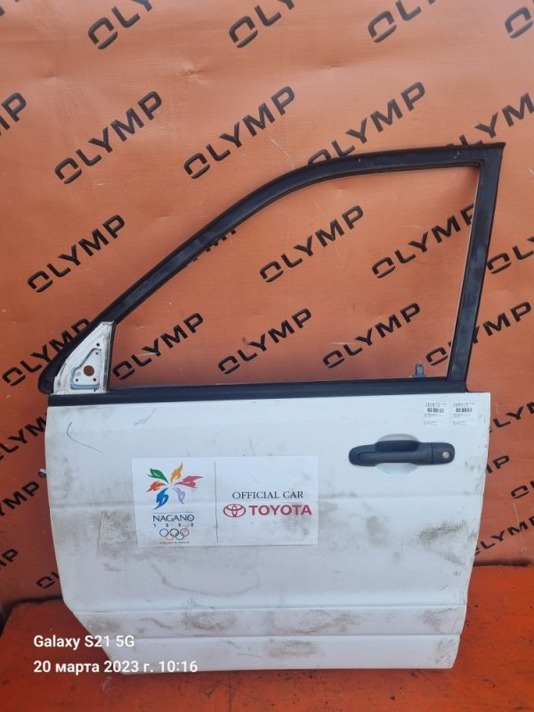 Стекло двери переднее левое TOYOTA NOAH 1997 SR50 3S-FE 68102-28150 контрактная