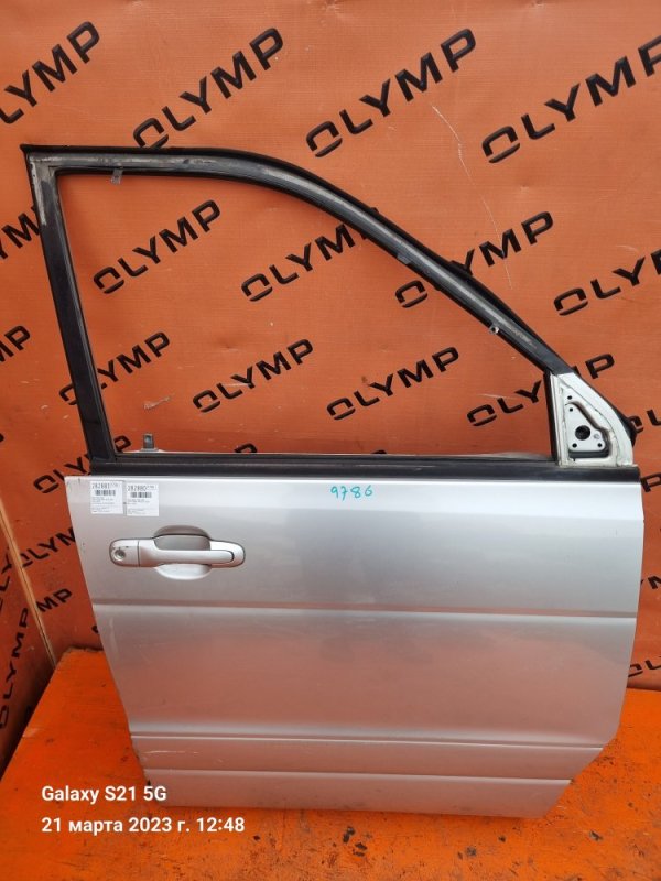 Стекло двери переднее правое TOYOTA NOAH 2000 SR50 3S-FE 68101-28150 контрактная
