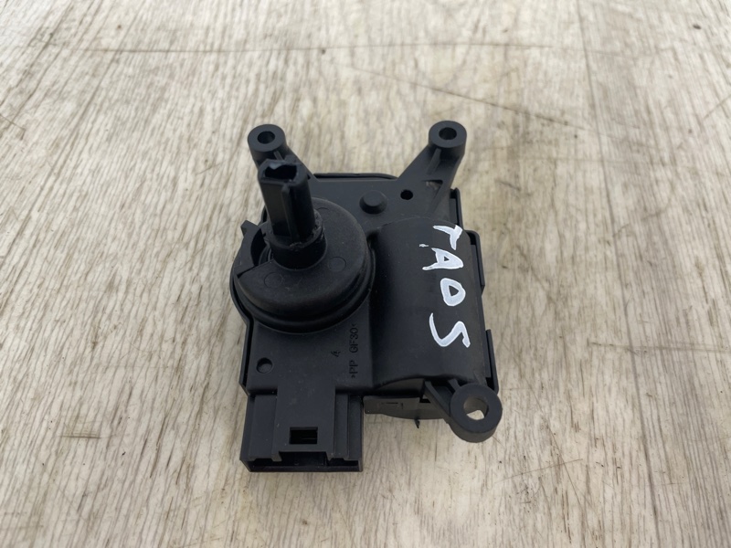 МОТОР ПРИВОДА ЗАСЛОНКИ ОТОПИТЕЛЯ VOLKSWAGEN TAOS 2Q0907511D Б/У