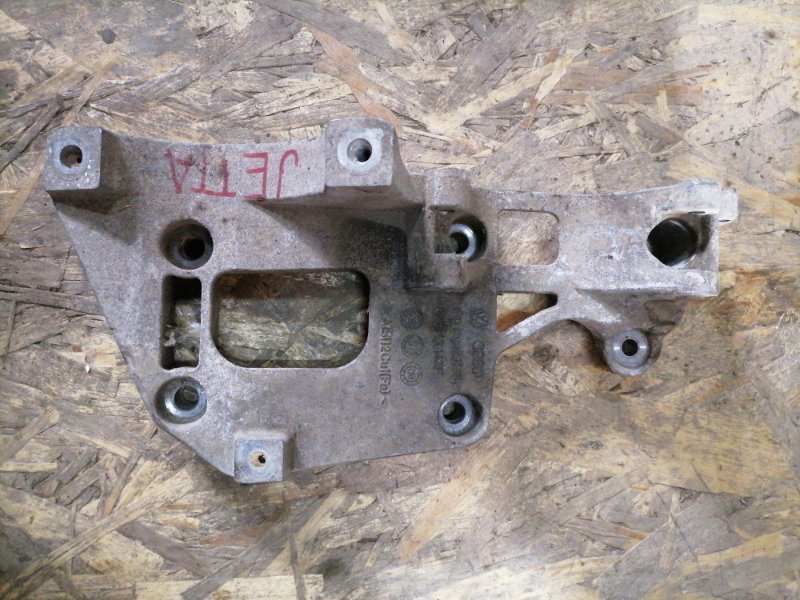Кронштейн генератора Volkswagen Jetta 2008 5 BSE 06F903143F Б/У