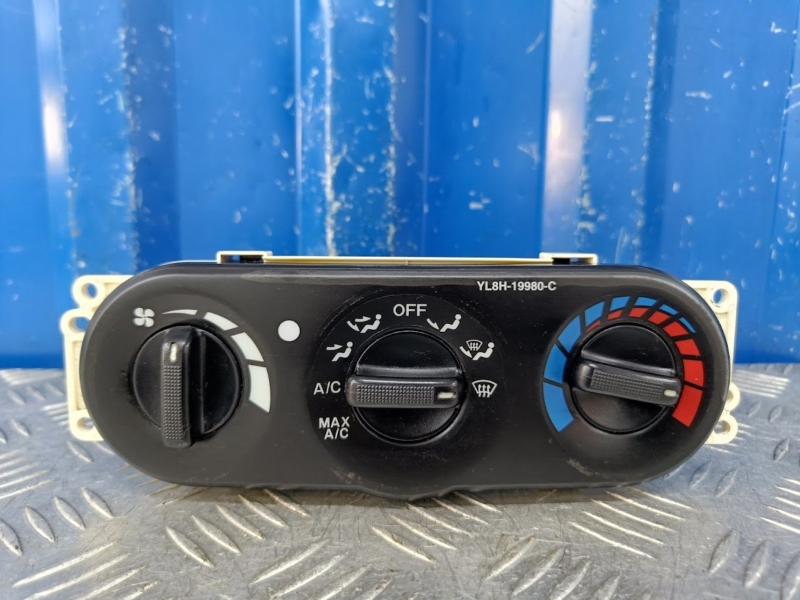 Блок управления печкой Mazda Tribute EP 2.0 YF 2001 (б/у)