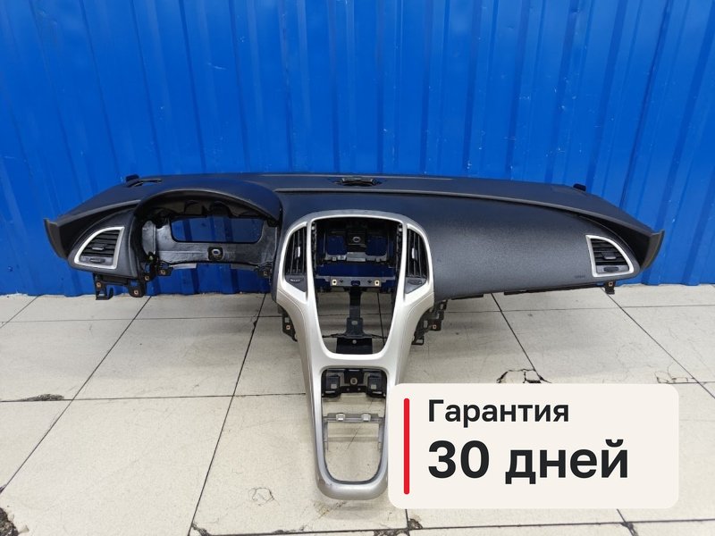 Торпедо (панель салона) Opel Astra J 1.6 A16LET 2011 (б/у)