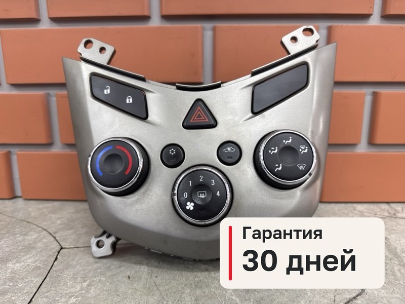 Блок управления печкой Chevrolet Aveo T300 1.6 F16D4 2013 (б/у)