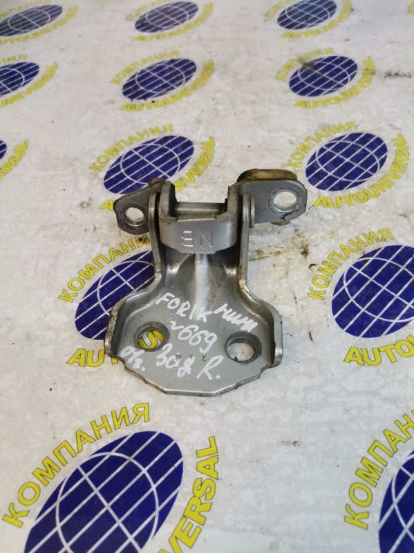 Кронштейн Двери задний правый Subaru Forester 2001 SF5 EJ205 контрактная