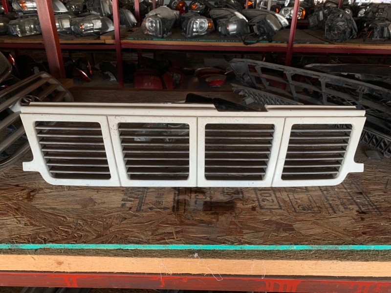Решетка радиатора Nissan Cube Z10 623100A580 контрактная