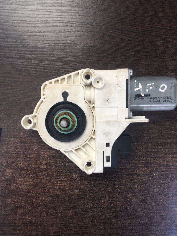 Мотор стеклоподъемника левый Audi A6 2004-2011 4F 4F0959801F контрактная