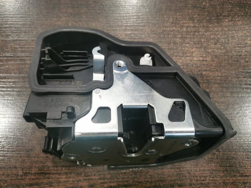 Замок двери задний правый BMW X5 2006-2013 E70 51227229460 контрактная