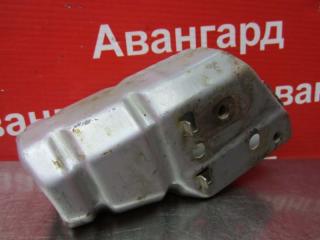 Кронштейн усилителя бампера передний левый Nissan Bluebird 2001