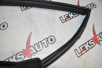 Уплотнитель стекла двери правый VehiCross 1998 UGS25DW 6VD1 Уплотнитель стекла двери правый VehiCross 1998 UGS25DW 6VD1