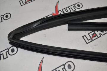 Уплотнитель стекла двери левый VehiCross 1998 UGS25DW 6VD1 Уплотнитель стекла двери левый VehiCross 1998 UGS25DW 6VD1