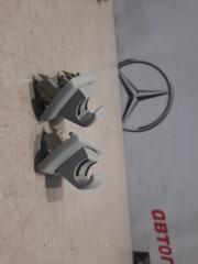 Запчасть крепление солнцезащитного козырька Mercedes E250 2010