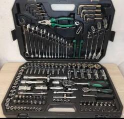 Набор инструментов ключей 137 предметов в защитном чемодане