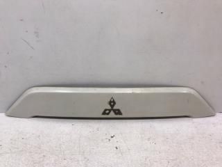 Запчасть накладка крышки багажника задняя Mitsubishi Outlander 2006-2010