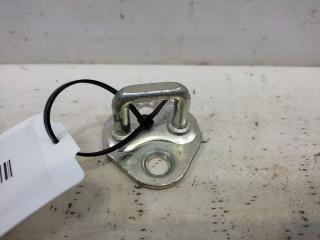 Запчасть петля замка двери передняя Mazda 3 2006-2009