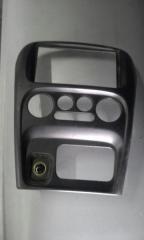 Запчасть консоль магнитофона Daihatsu YRV 2001